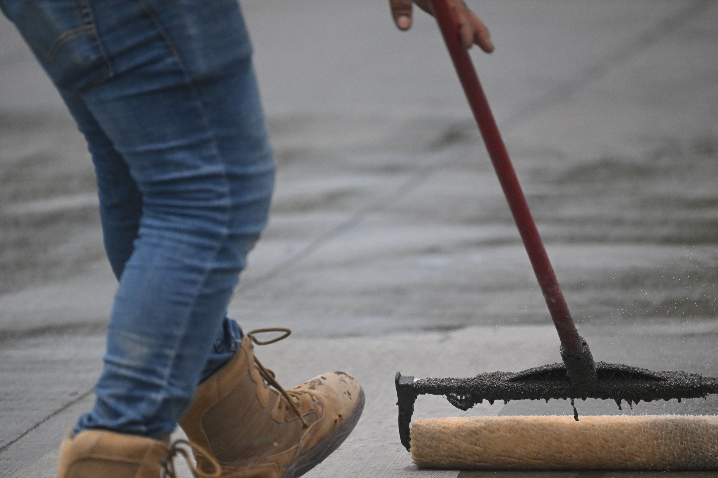 Application d’un revêtement d’étanchéité sur une toiture