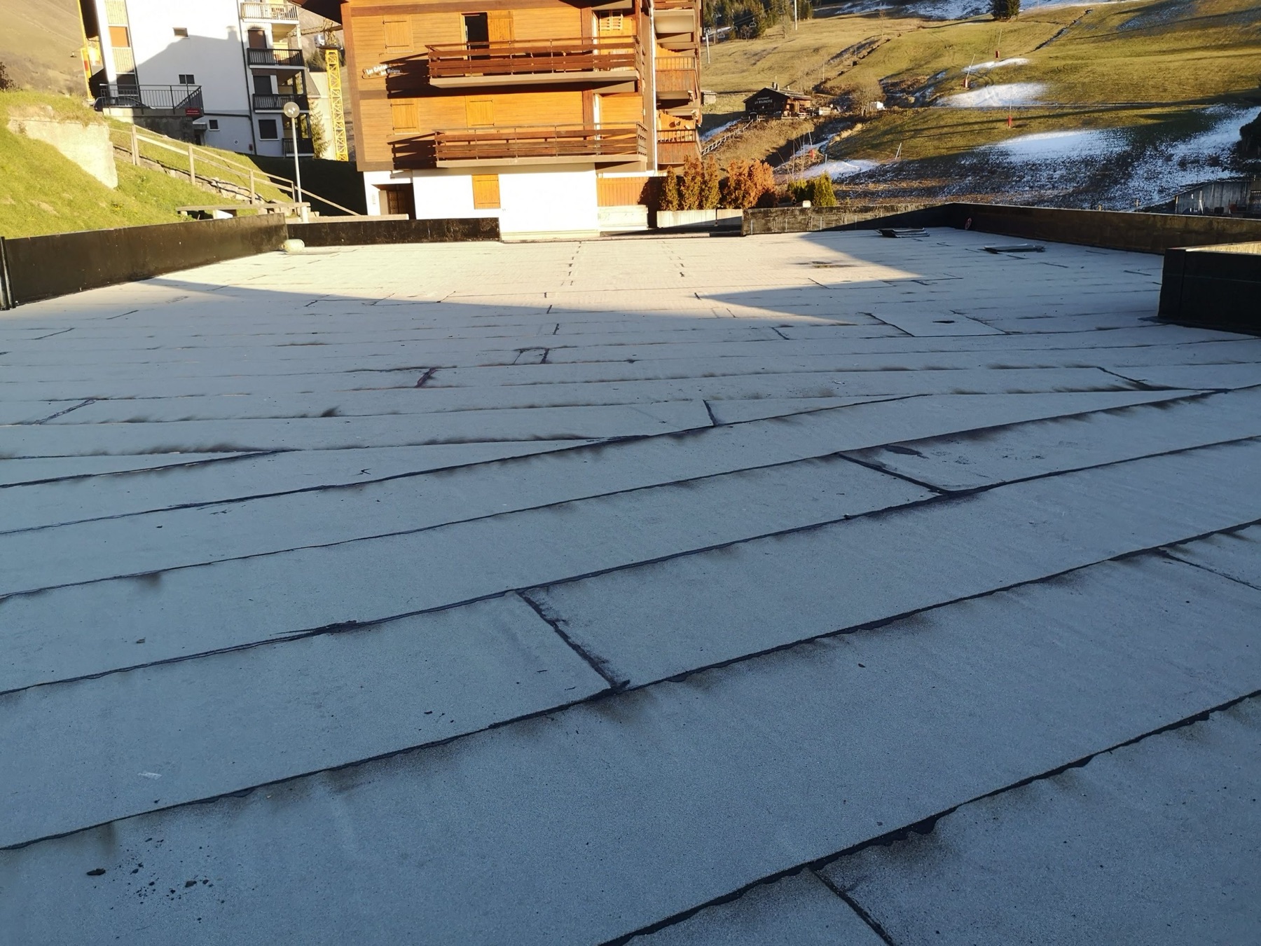 Grande toiture-terrasse avec membrane bitumineuse