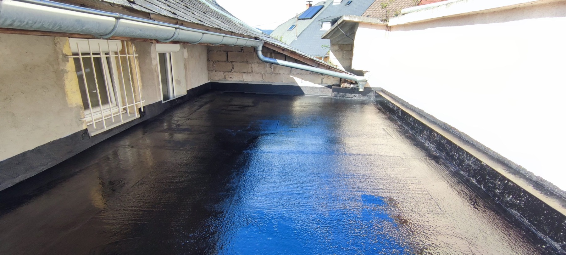Revêtement d’étanchéité liquide noir sur une terrasse