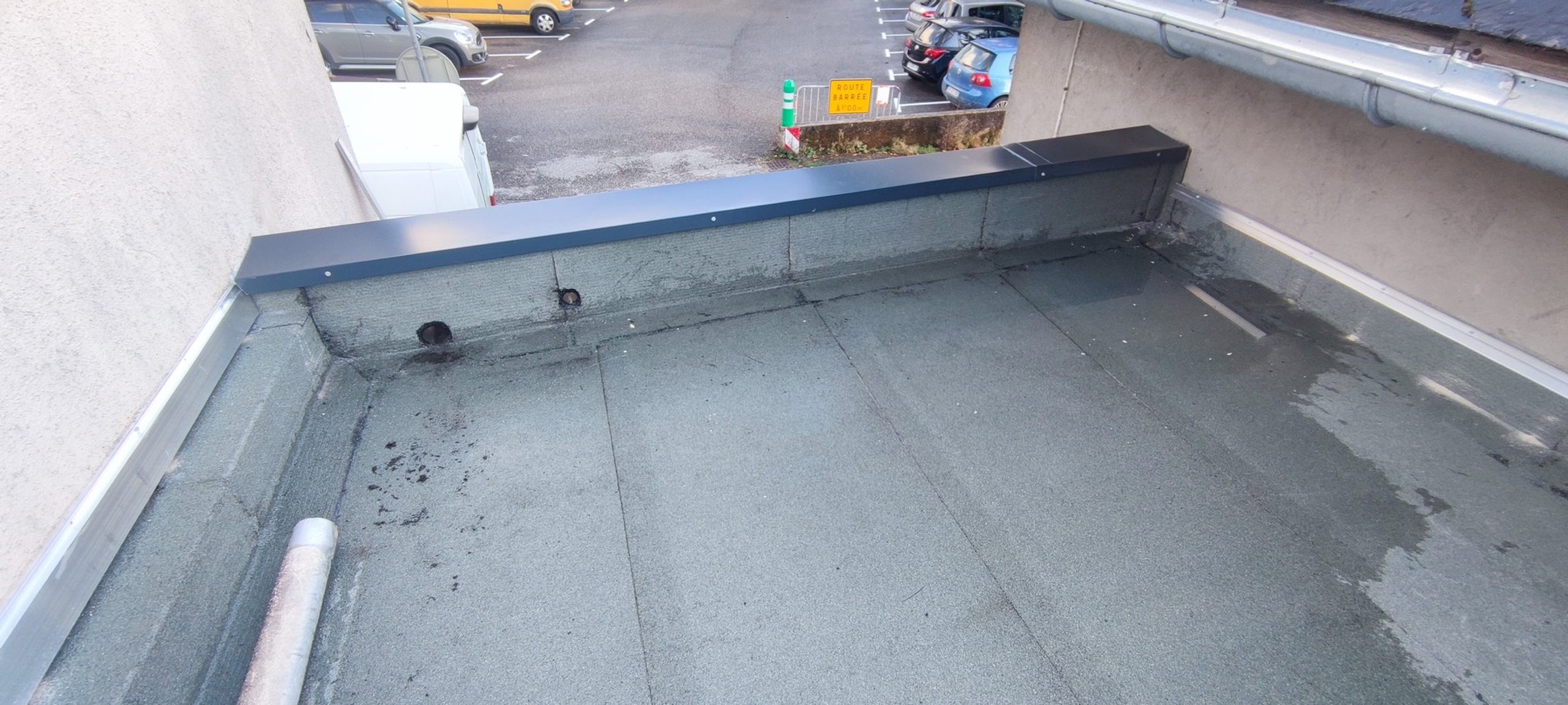 Petite toiture avec membrane et couvertine métallique