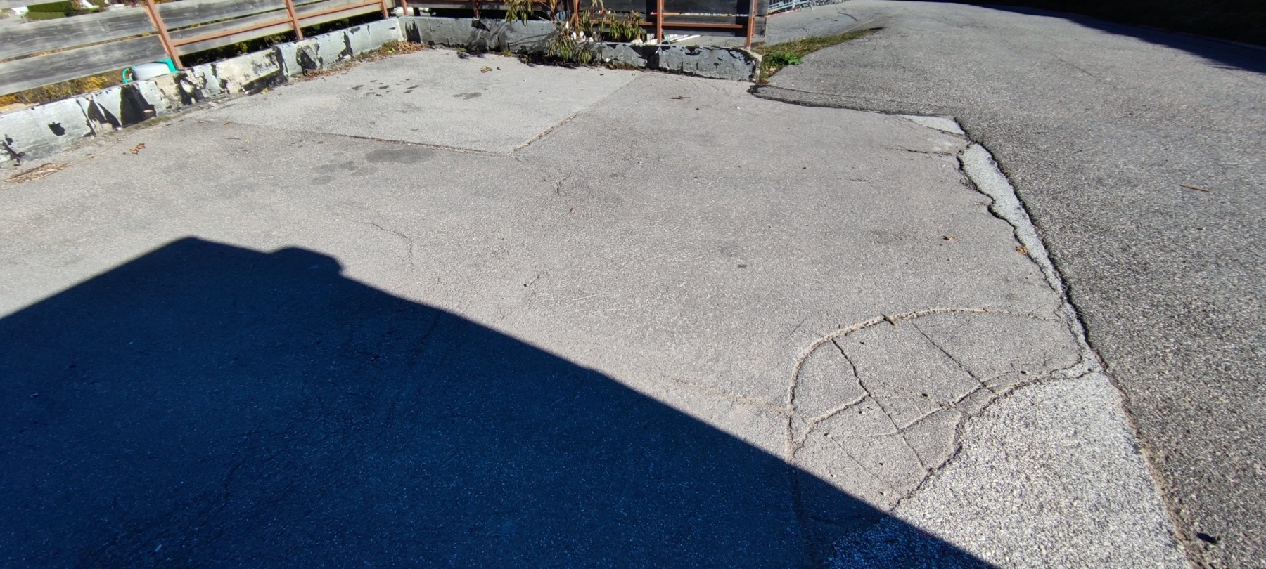 Surface extérieure fissurée avant intervention