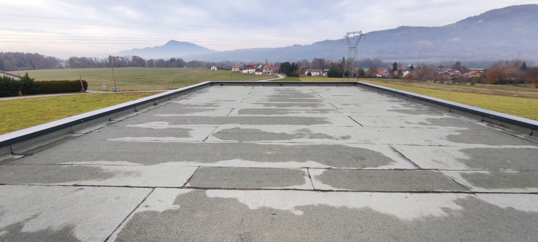 Grande toiture-terrasse pendant les travaux