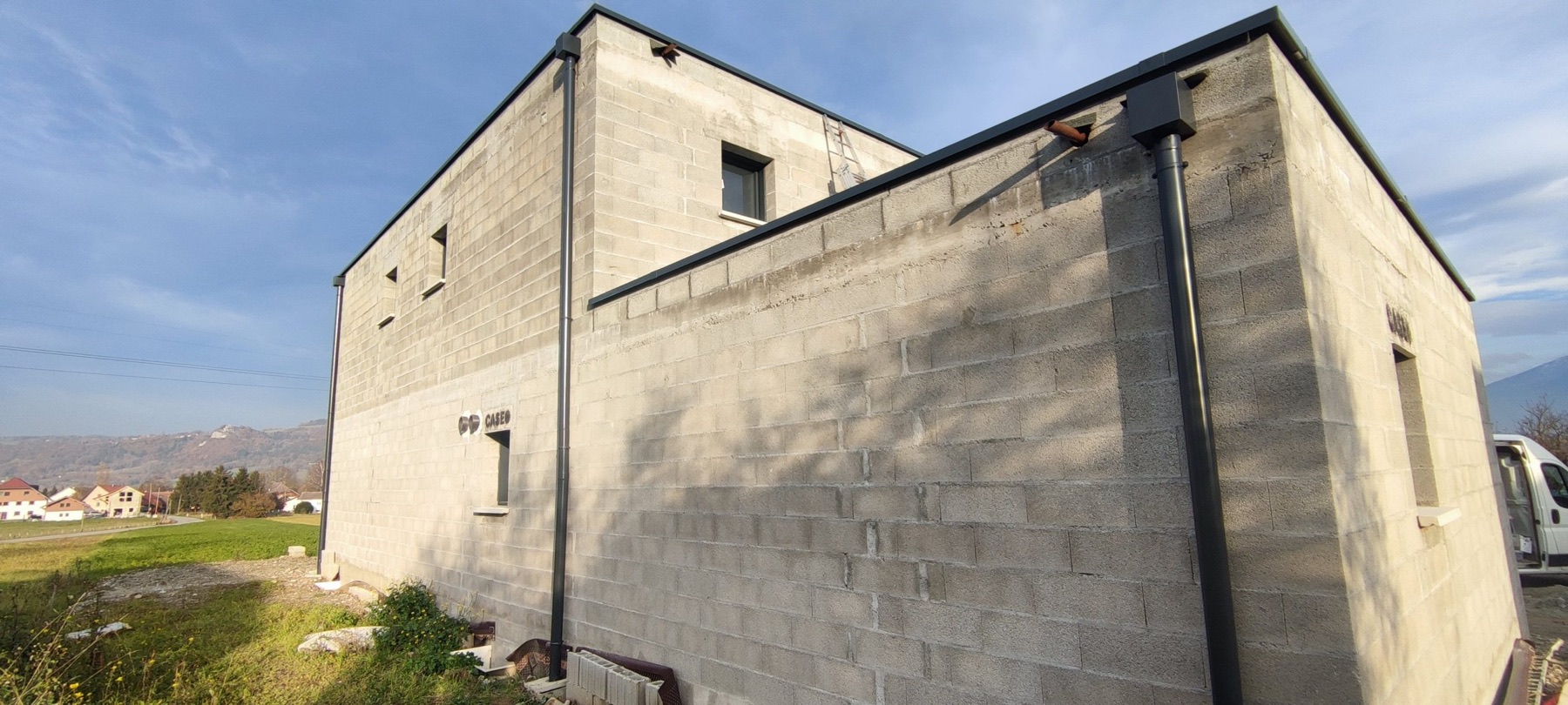 Vue extérieure des finitions métalliques sur le bâtiment
